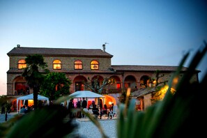 Façade de l’hébergement - soirée/nuit