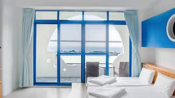 Habitación cuádruple estándar, vistas al mar | Sistema de insonorización, wifi gratis, ropa de cama
