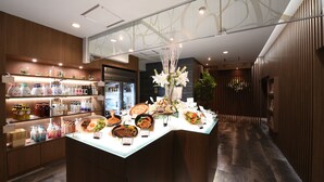 A well-lit reception area with a counter displaying various food items and a selection of bottled beverages. - Restay Onoji - Adults Only (Machida)