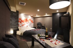 Cubrecamas, minibar y sistema de insonorización