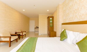 Deluxe Room | Iron/ironing board, rollaway beds, free WiFi