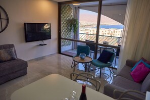 55-inch flat-screen TV with premium channels, Smart TV, Netflix - Sea View Eilat (Eilat)