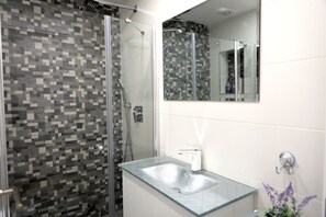 Shower, free toiletries, hair dryer, towels - Sea View Eilat (Eilat)