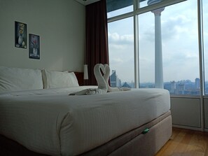 コンフォート 共同ドミトリー キングベッド 1 台 専用バスルーム シティビュー | 2 室のベッドルーム、高級寝具、デスク、アイロン / アイロン台