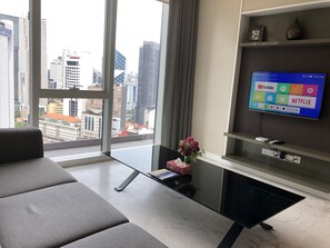 ファミリー アパートメント 2 ベッドルーム バリアフリー シティビュー | リビングルーム | LED テレビ