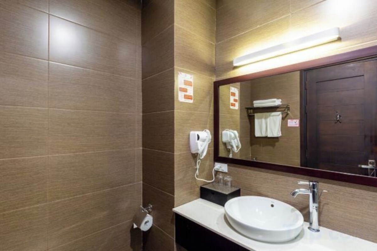Baño | Amenidades de baño de diseñador, secadora de cabello, batas, pantuflas