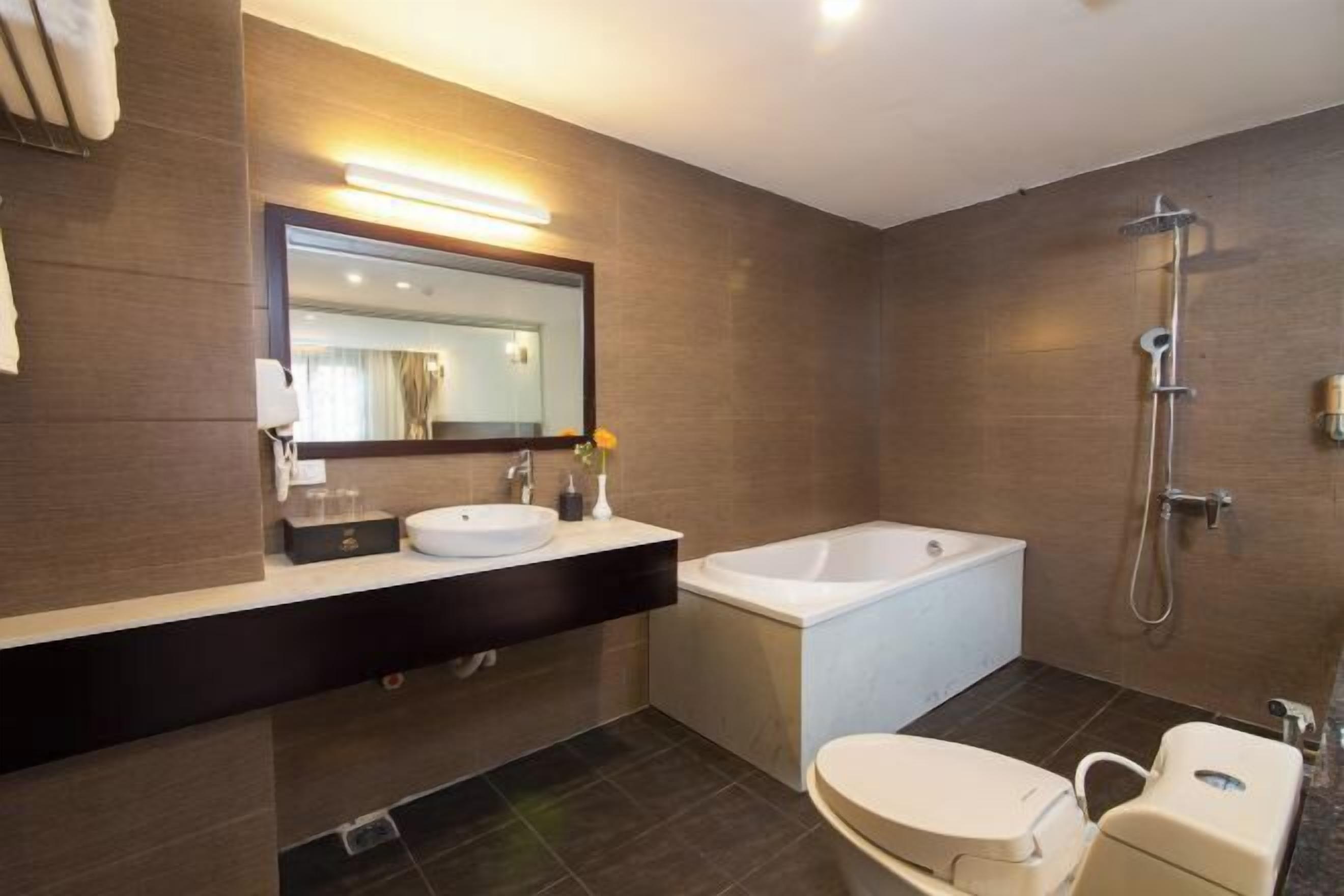 Bathroom | Separate tub and shower, hydromassage showerhead, designer toiletries