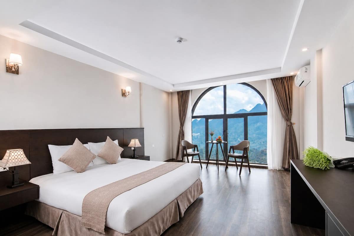 Deluxe Double Room | 1 bedroom, minibar, desk, laptop workspace