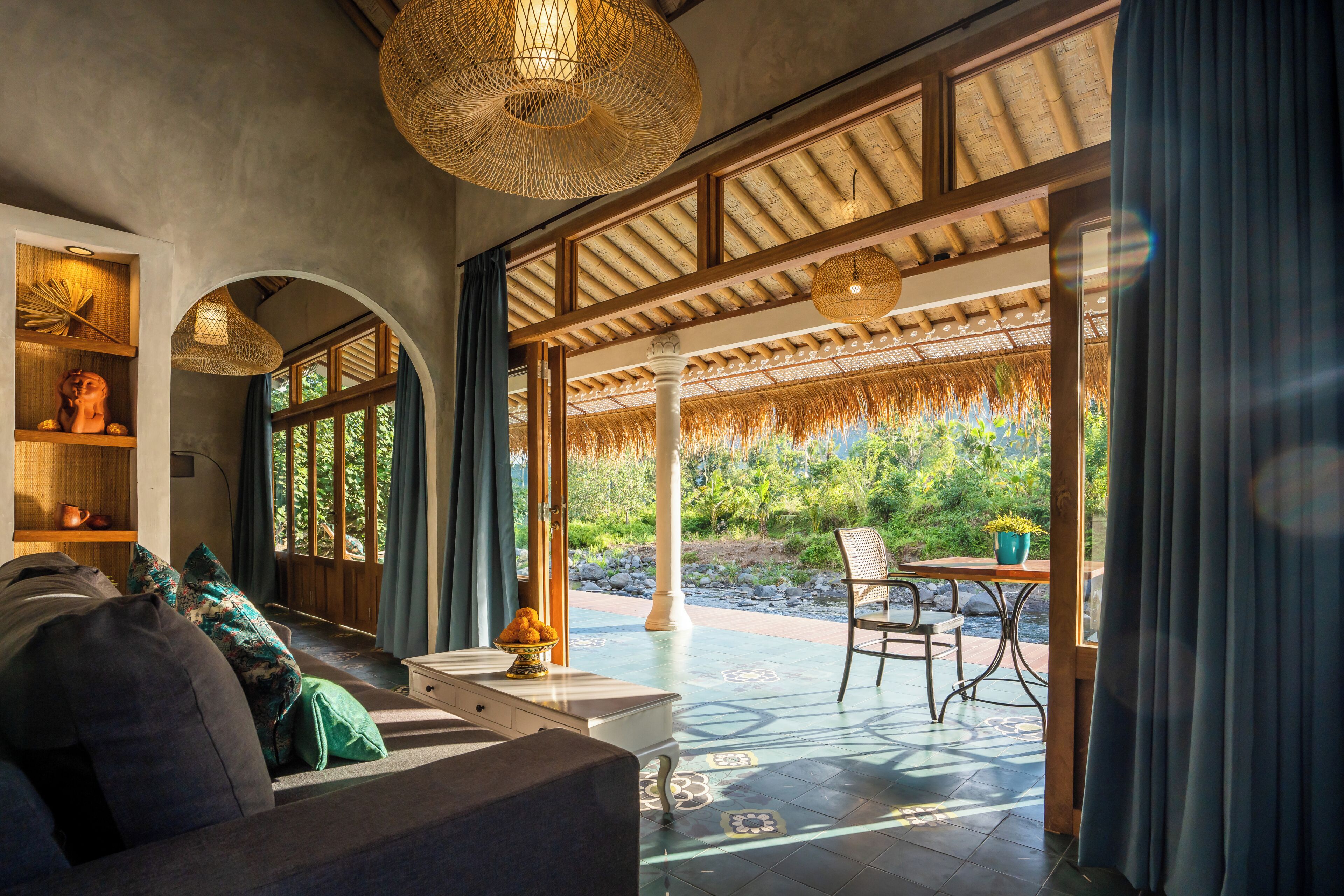 Villa – panorama, elveutsikt | Oppholdsområde | Leker