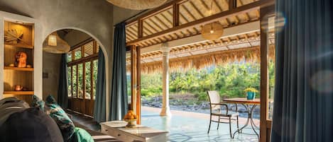 Villa – panorama, elveutsikt | Oppholdsområde | Leker