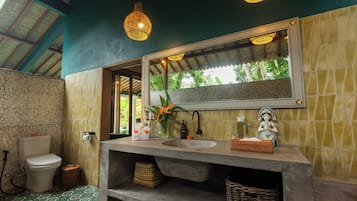 Quarto (Yoga Villa) | Banheiro | Produtos de toalete grátis, bidê, toalhas de banho, sabonete