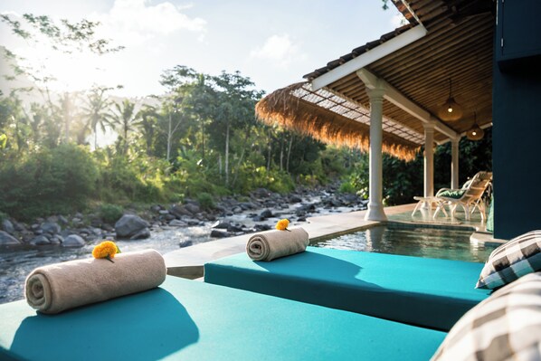 Villa – panorama, elveutsikt | Terrasse/patio