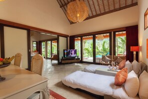 Villa – superior, elveutsikt | Oppholdsområde | Leker