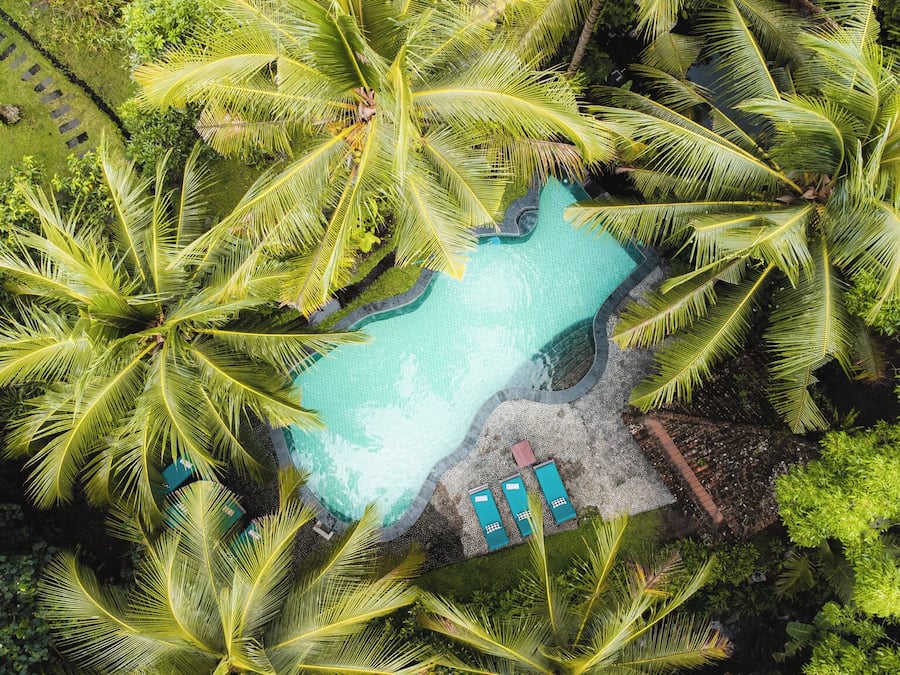 Una piscina al aire libre