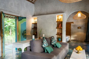 Villa – panorama, elveutsikt | Oppholdsområde | Leker