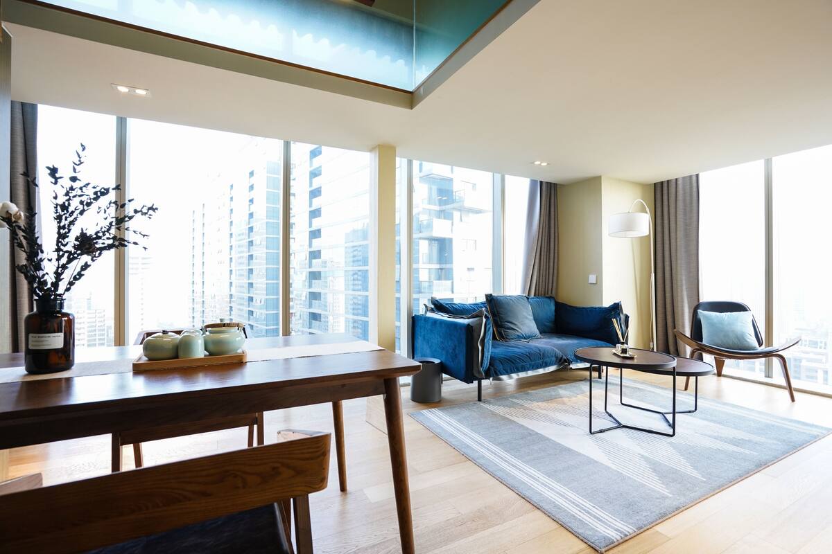 LOFT Deluxe Suite | Living area | TV