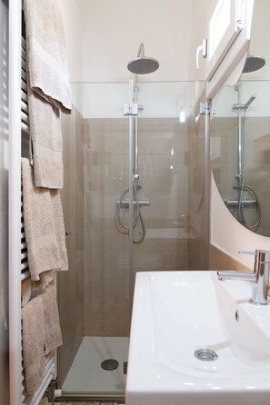 Ducha, secador de pelo, bidé y toallas