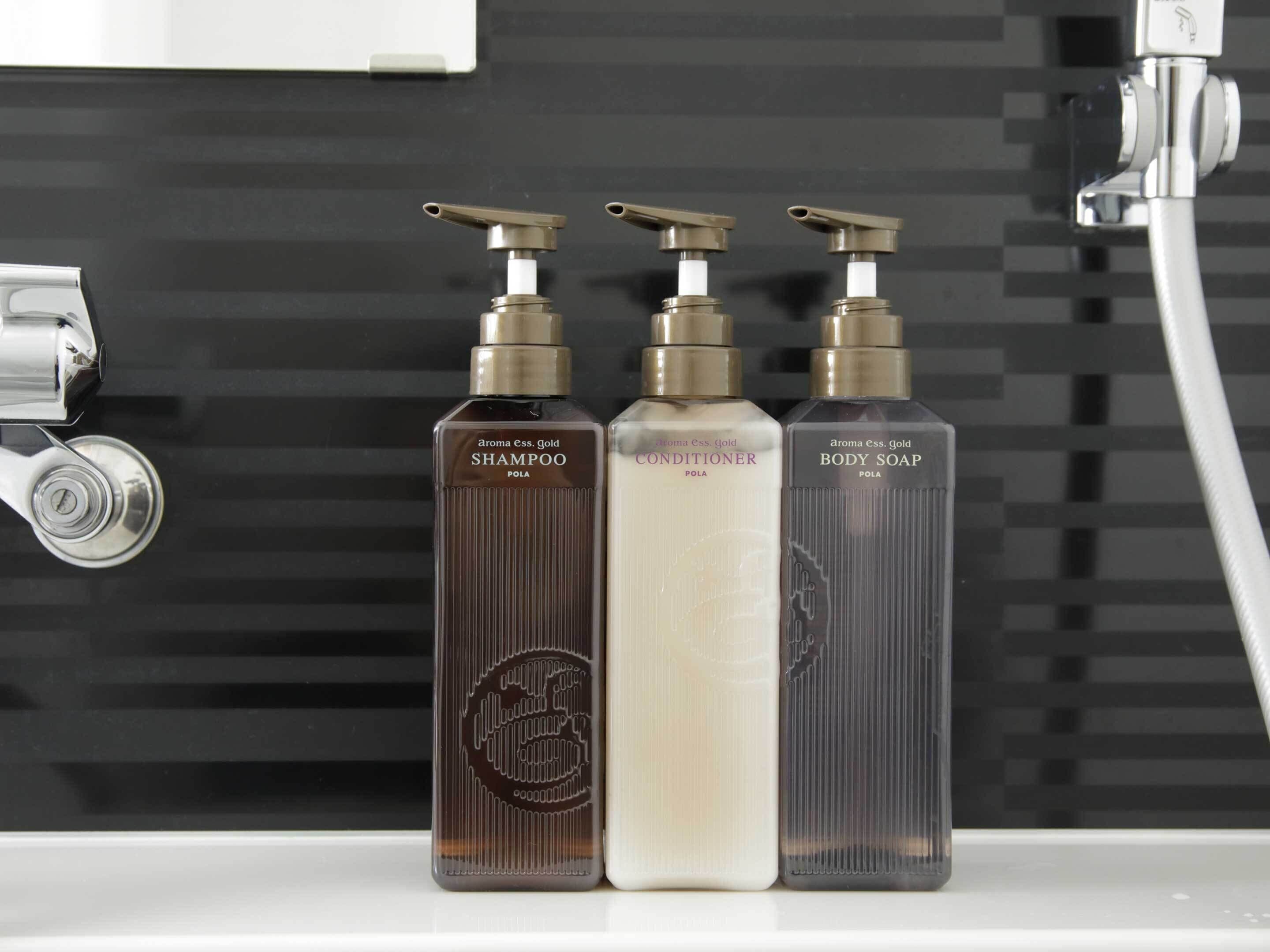 double room, non smoking | bathroom | combined shower/bathtub, free toiletries, hair dryer, slippers