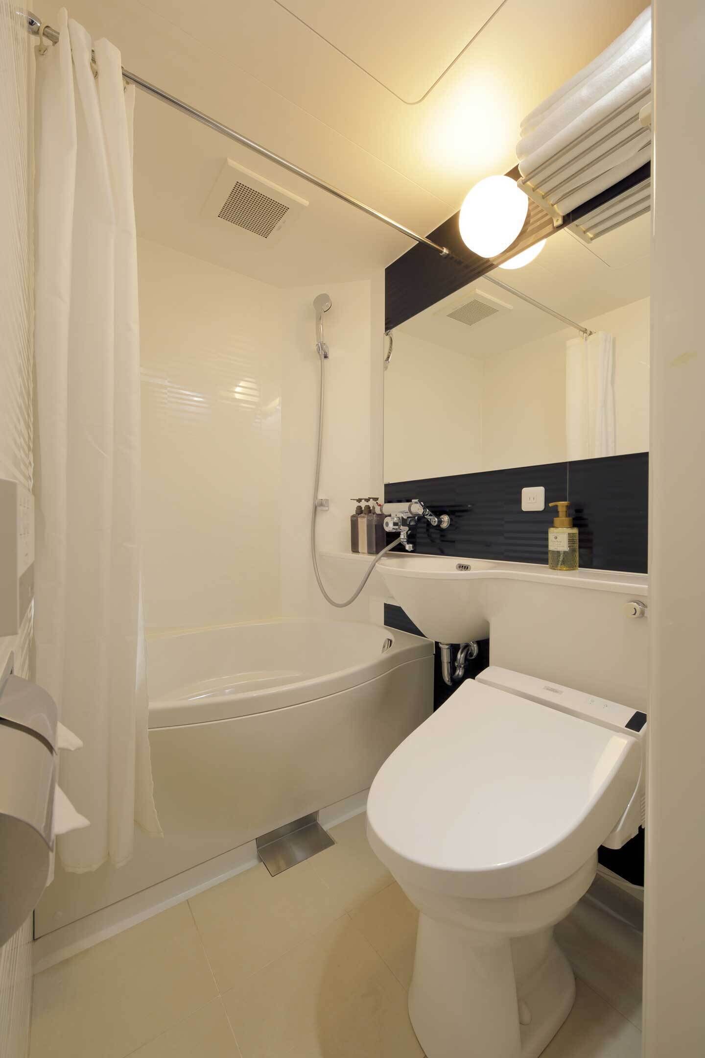 double room, non smoking | bathroom | combined shower/bathtub, free toiletries, hair dryer, slippers