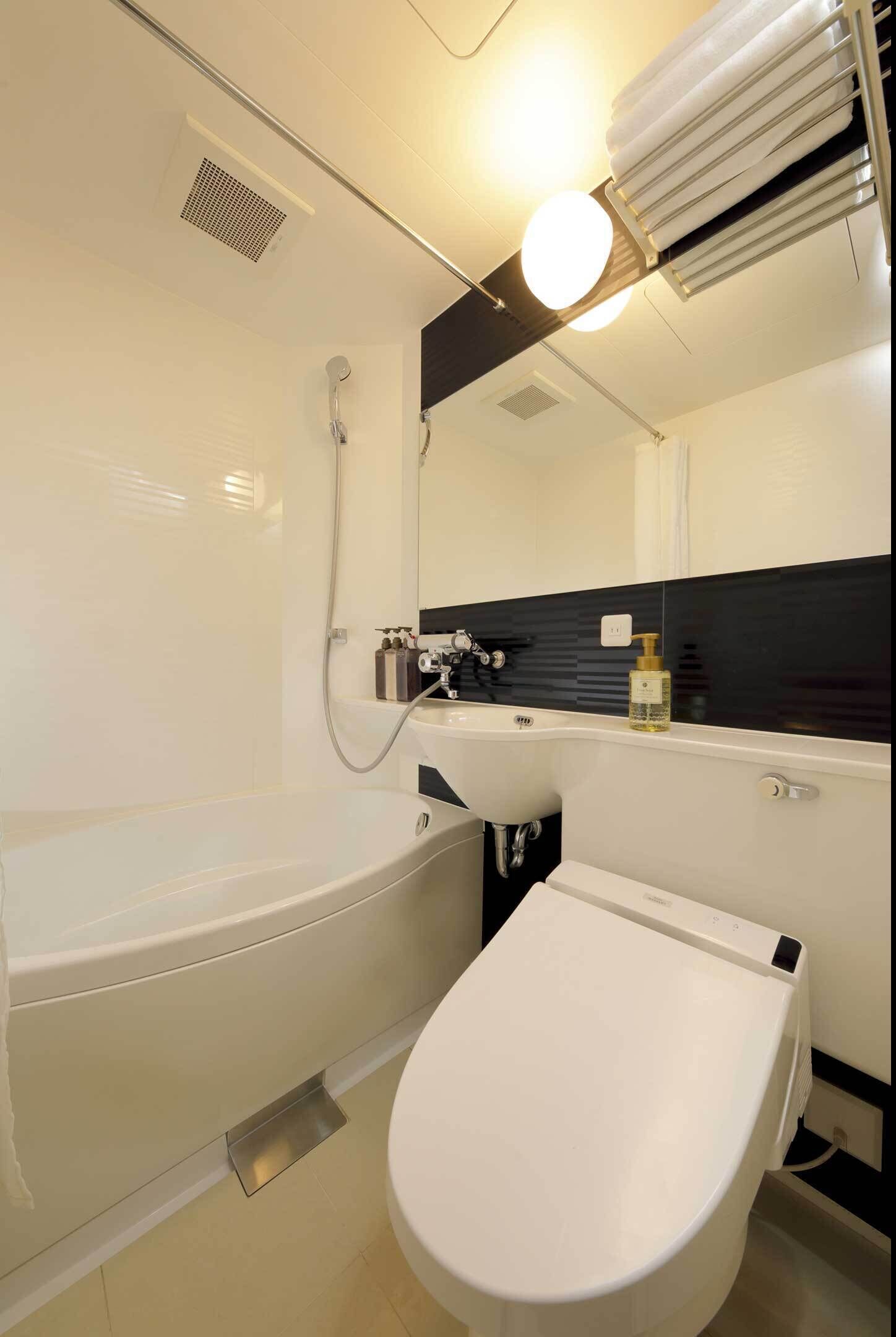 double room, non smoking | bathroom | combined shower/bathtub, free toiletries, hair dryer, slippers