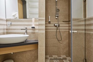 Superior-dobbeltværelse - hawaiiansk terrasse | Badeværelse | Bruser, gratis toiletartikler, hårtørrer, håndklæder