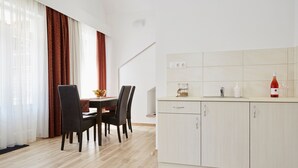 Une cuisine moderne avec un coin repas, comprenant une table en bois, des chaises et un meuble avec un évier.