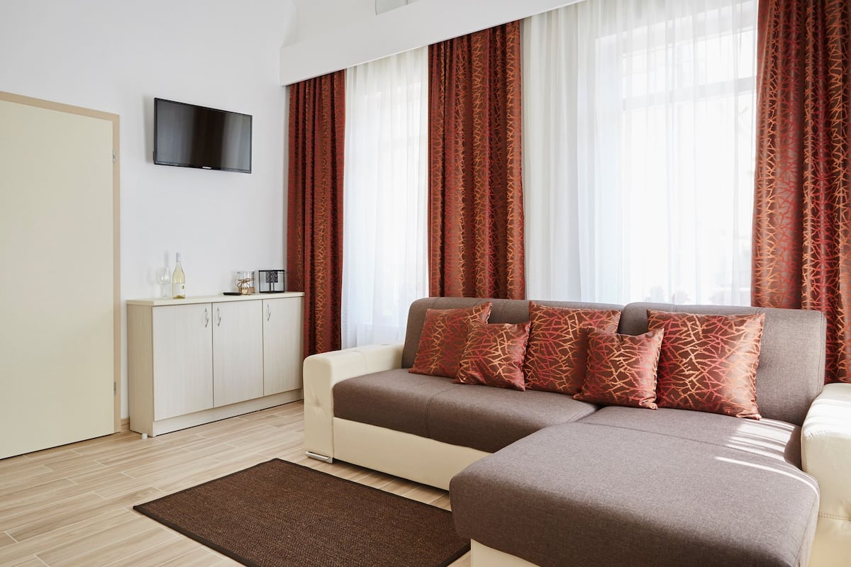 Gallery Studio | Living area | Flat-screen TV