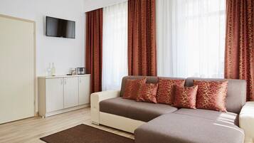 Gallery Studio | Living area | Flat-screen TV