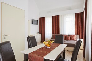 Estudio Gallery | Sala de estar | Una televisión de pantalla plana