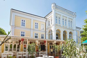 A two-story building with a cafe on the ground floor. - Astoria Hotel (Balatonfured)