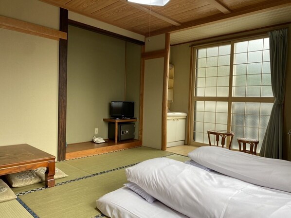 Japanese Style Room with Shared Bathroom | Free WiFi, bed sheets - Oyado Uchidaya (Nozawaonsen)