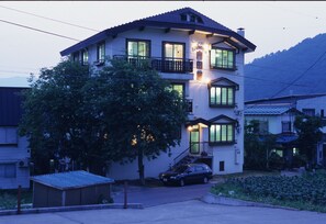 Front of property - evening/night - Oyado Uchidaya (Nozawaonsen)