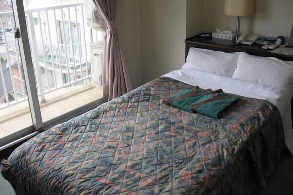 Muebles diferentes, wifi gratis y ropa de cama