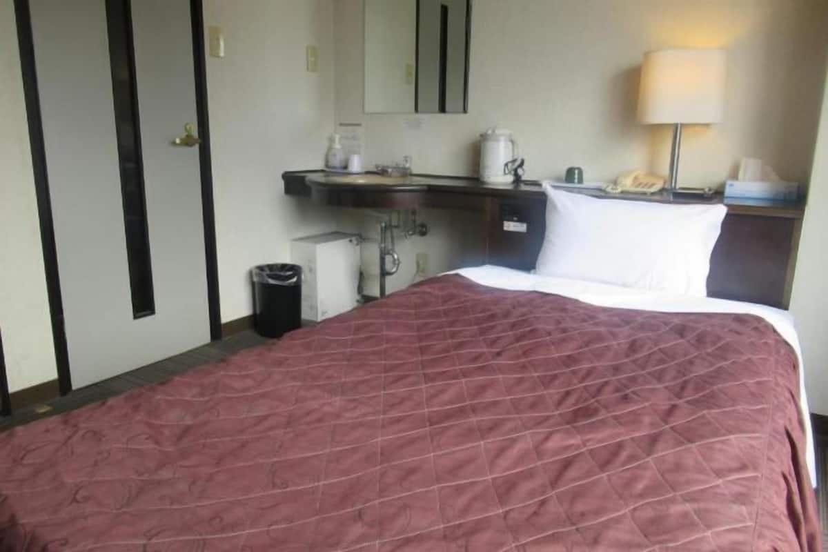 Muebles diferentes, wifi gratis y ropa de cama