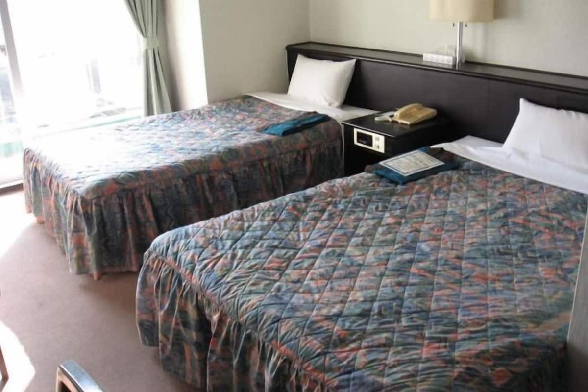 Muebles diferentes, wifi gratis y ropa de cama