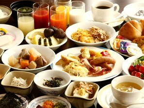 Desayuno buffet diario (JPY 750 por persona)