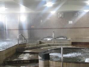 Pantuflas, excusado o inodoro con bidet electrónico, toallas