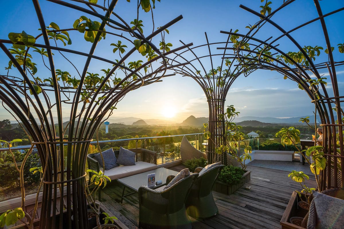 3 restaurants, breakfast, lunch served; local and international cuisine