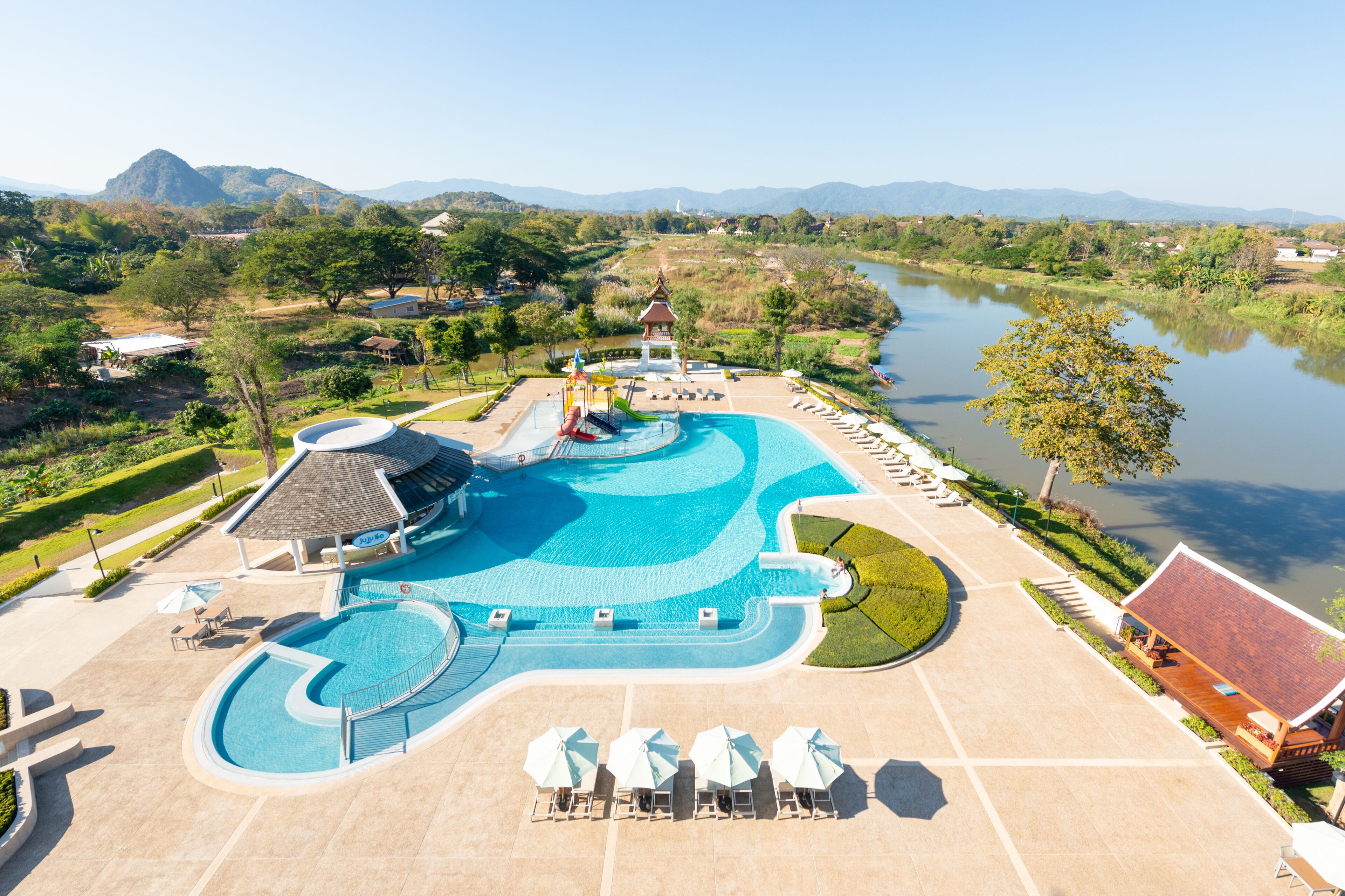 สระว่ายน้ำกลางแจ้ง