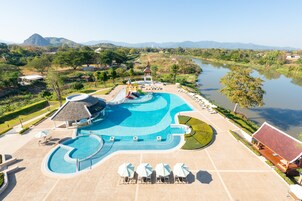 Una piscina al aire libre