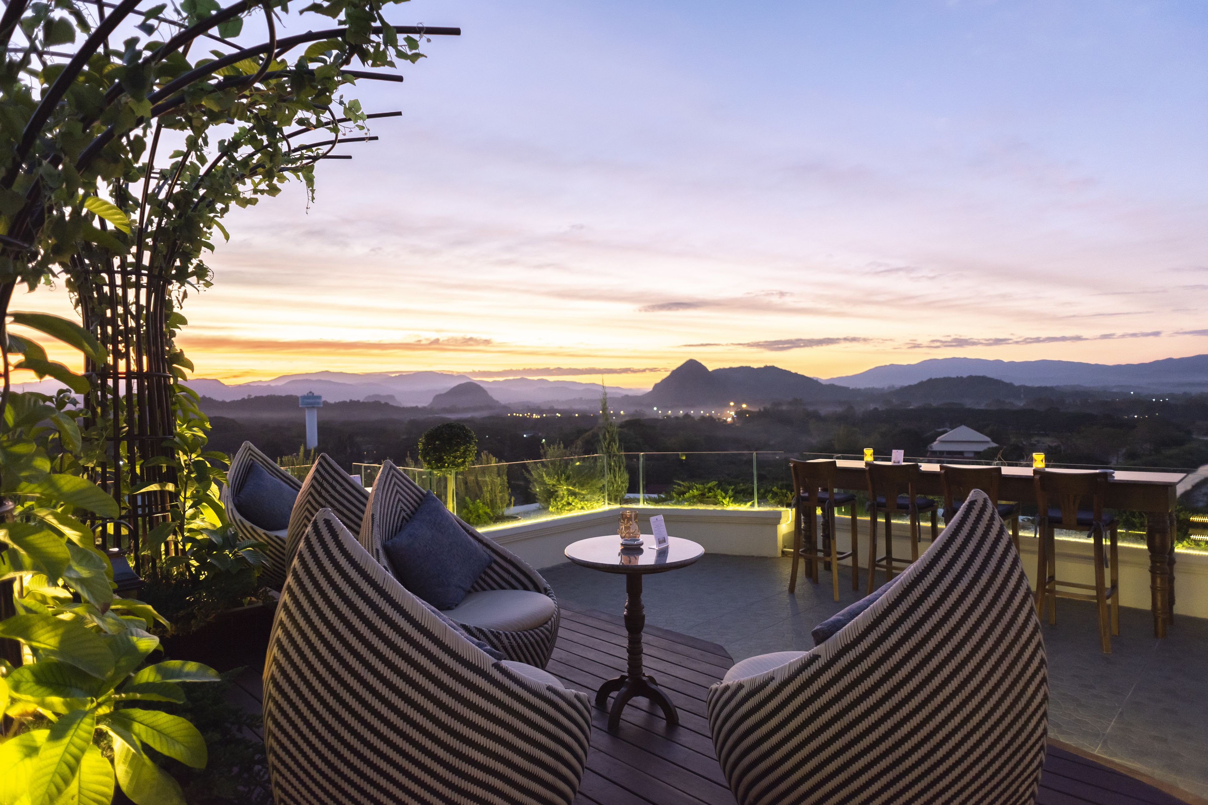 3 restaurants, breakfast, lunch served; local and international cuisine