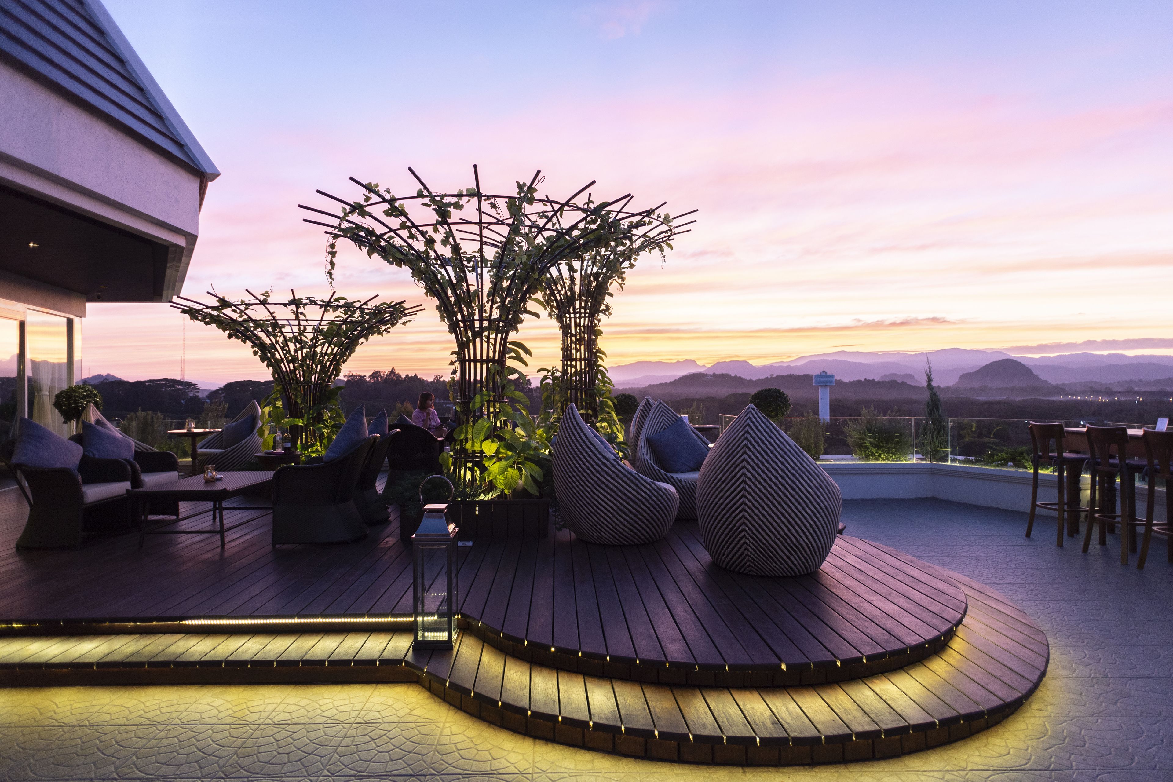 3 restaurants, breakfast, lunch served; local and international cuisine