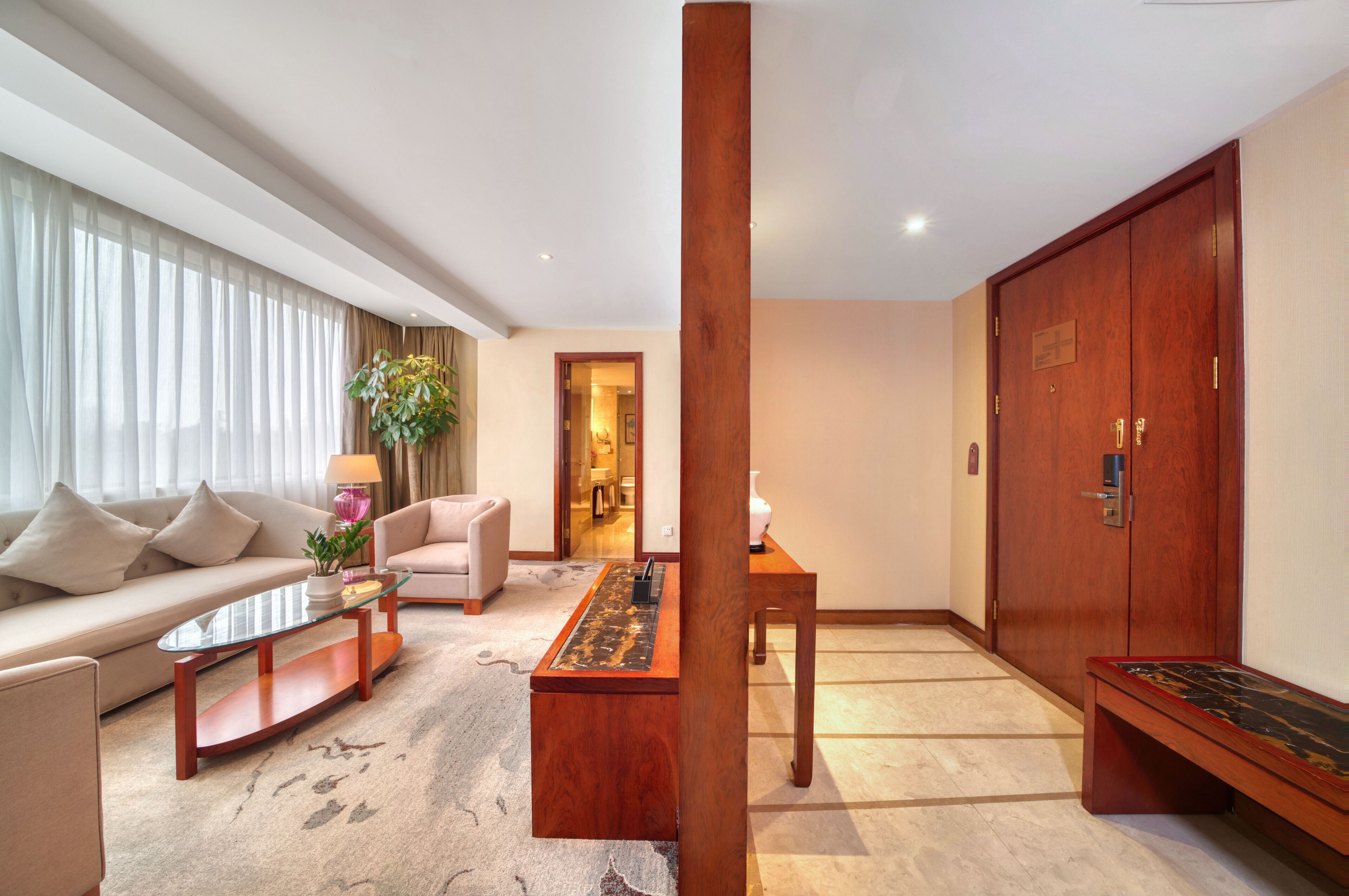 courtyard suite | minibar, in-room safe, desk, blackout curtains