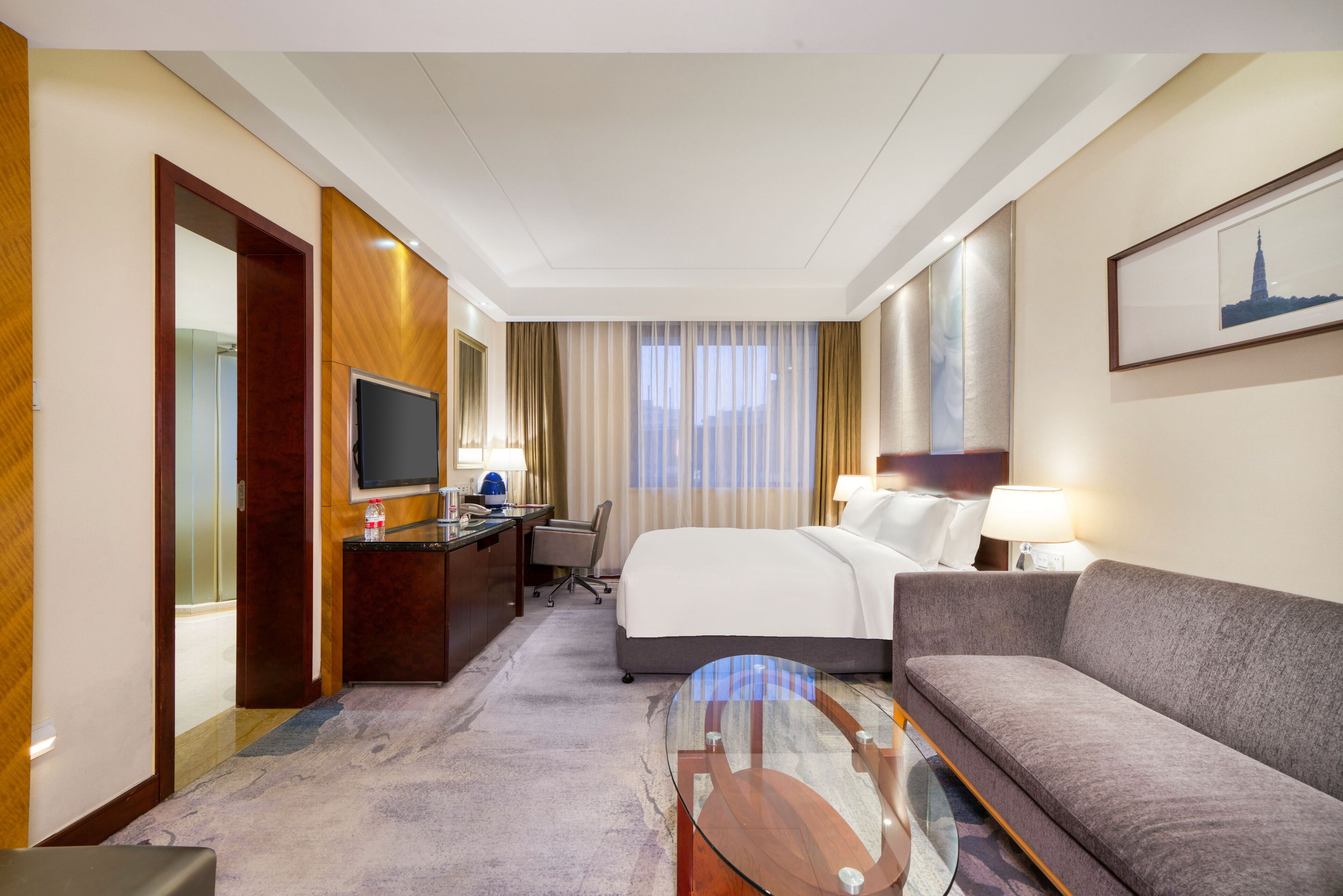 deluxe room,1 double bed | minibar, in-room safe, desk, blackout curtains