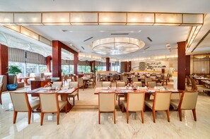 2 restaurantes; se sirve desayuno, almuerzo y cena; cocina china