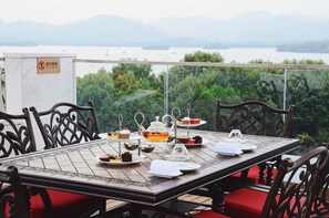 2 restaurants, breakfast, lunch, dinner served; Chinese cuisine