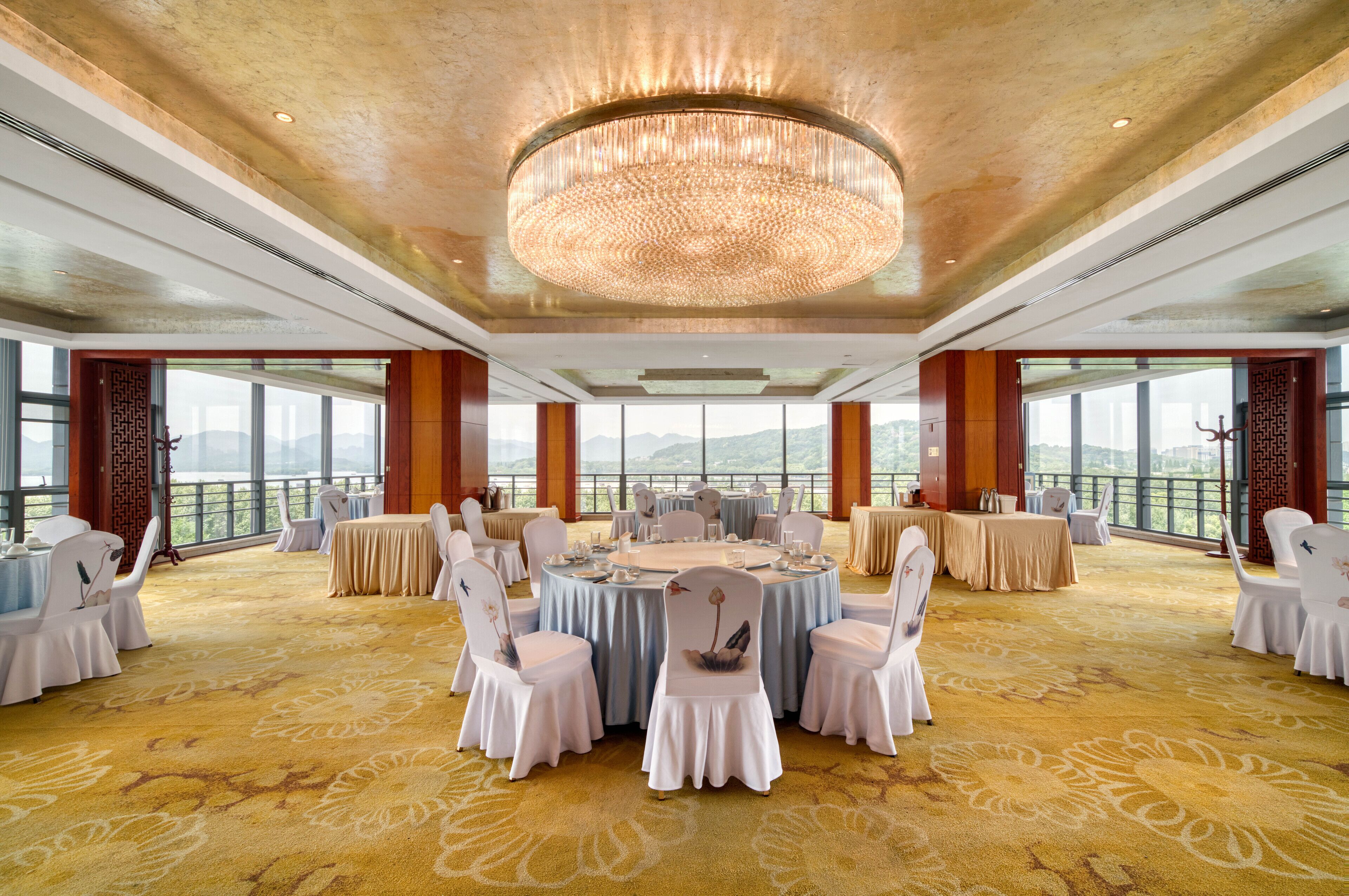 2 restaurants, breakfast, lunch, dinner served; chinese cuisine