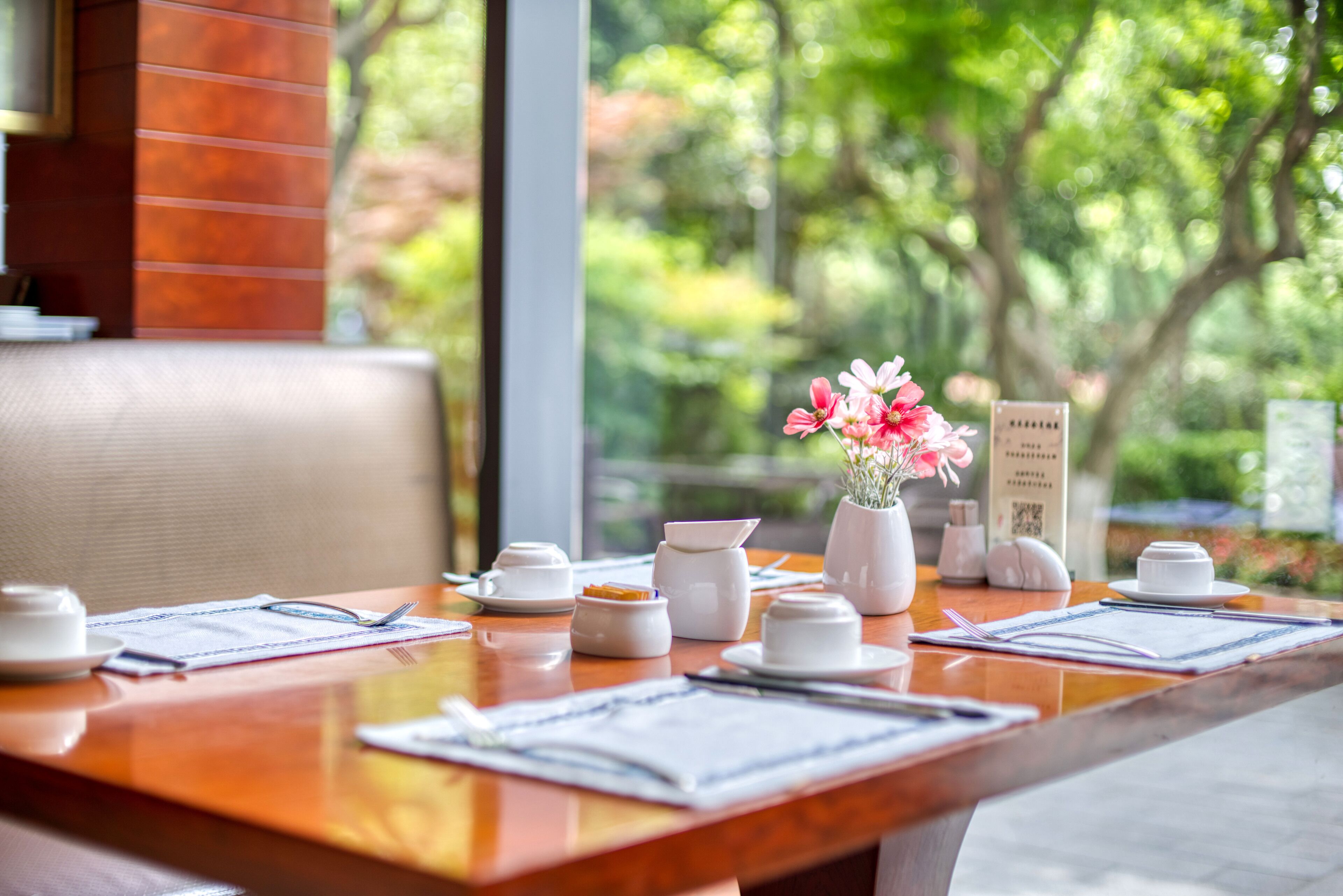 2 restaurants, breakfast, lunch, dinner served; chinese cuisine