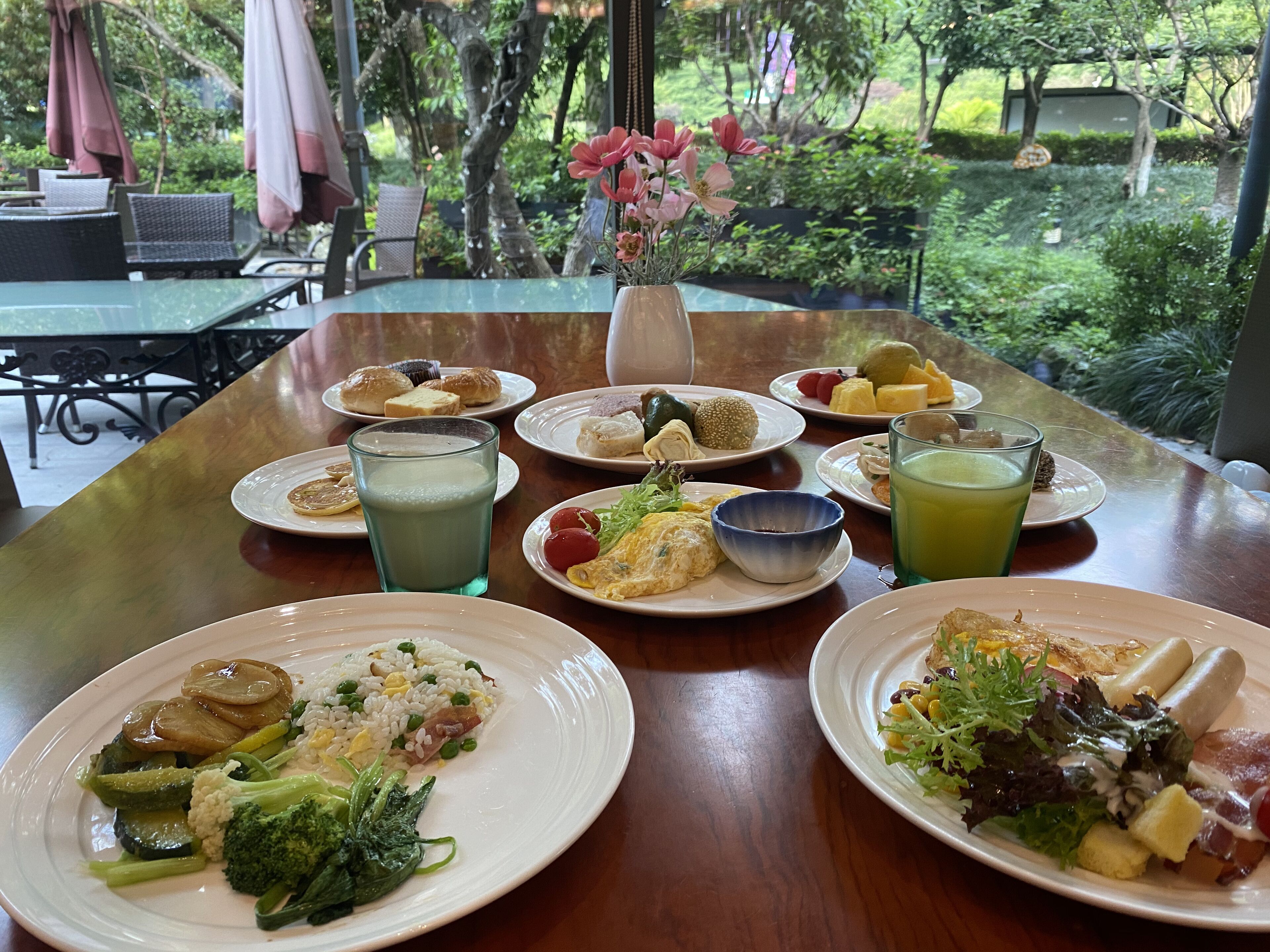 daily buffet breakfast (cny 98 per person)