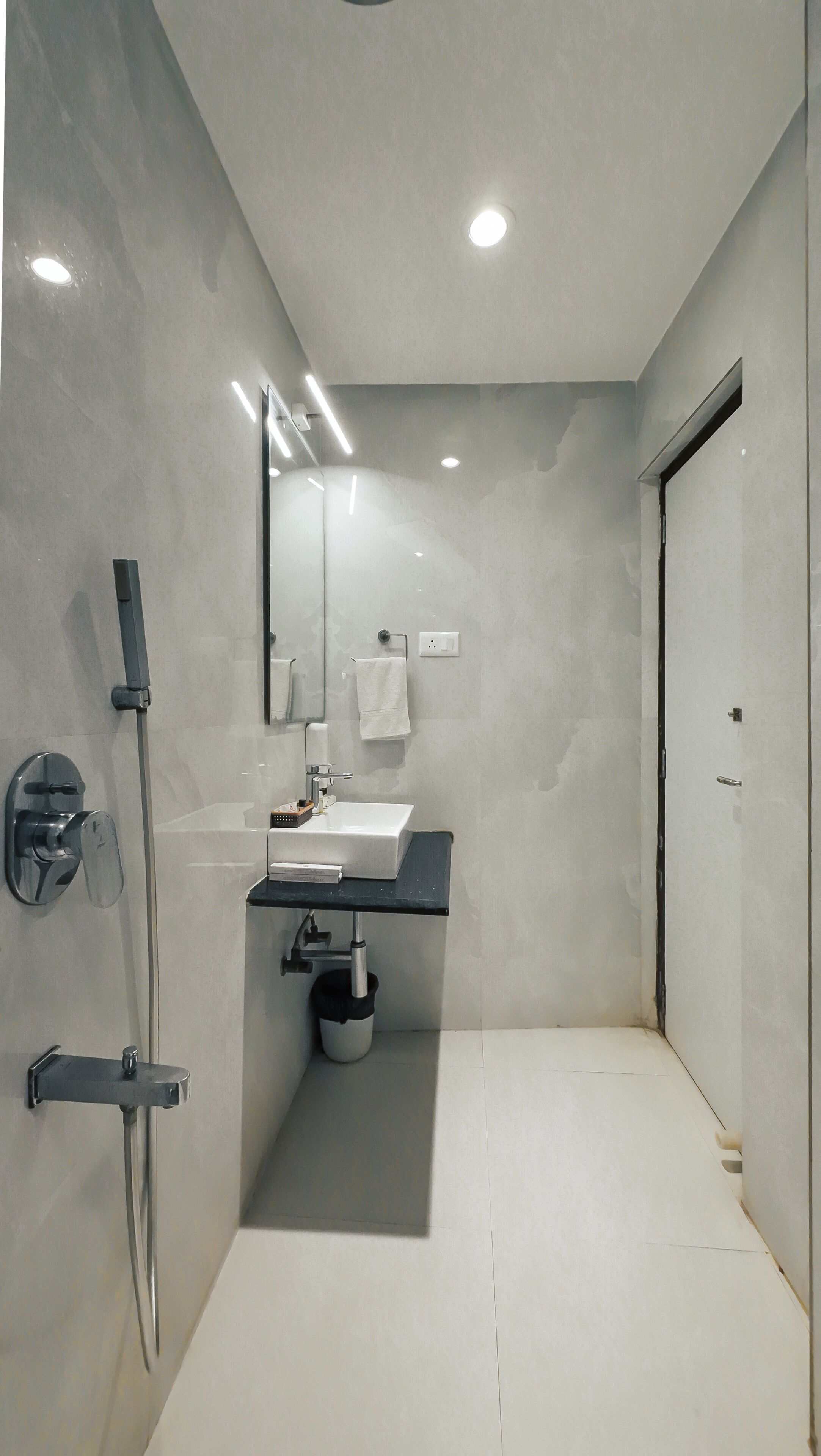 Deluxe-Zimmer | Badezimmer | Dusche, Handtücher, Seife, Shampoo